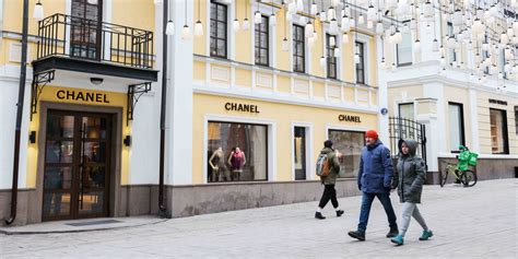 Luxury Stores in Russia Shut for Now .